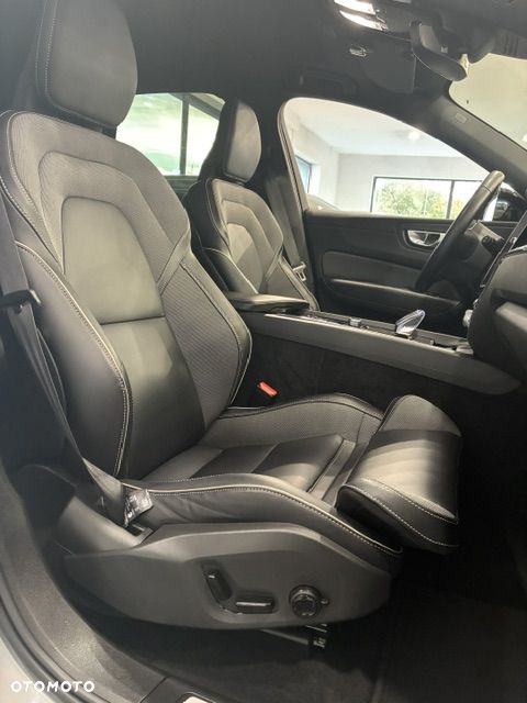 Volvo XC 60 B4 B Plus Dark - 18