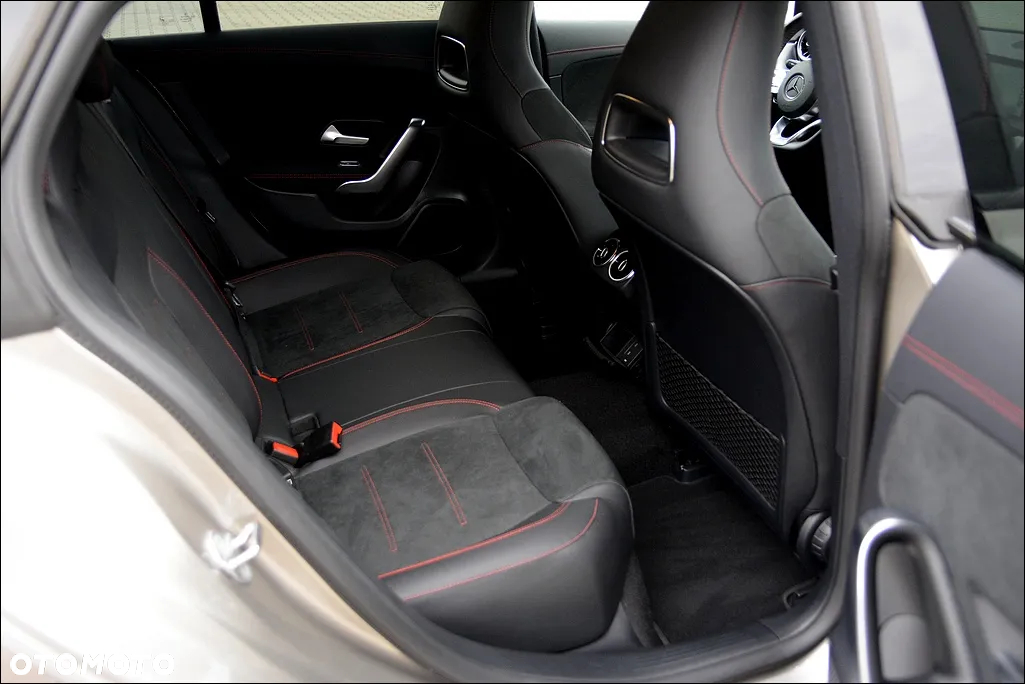 Mercedes-Benz CLA 180 Shooting Brake AMG Line - 25