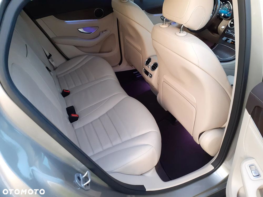 Mercedes-Benz GLC 200 4Matic 9G-TRONIC AMG Line Plus - 24