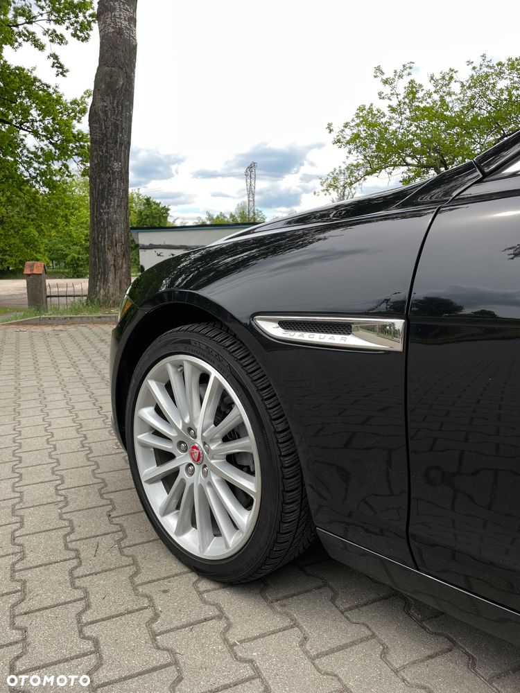 Jaguar XE 30t AWD Portfolio - 7