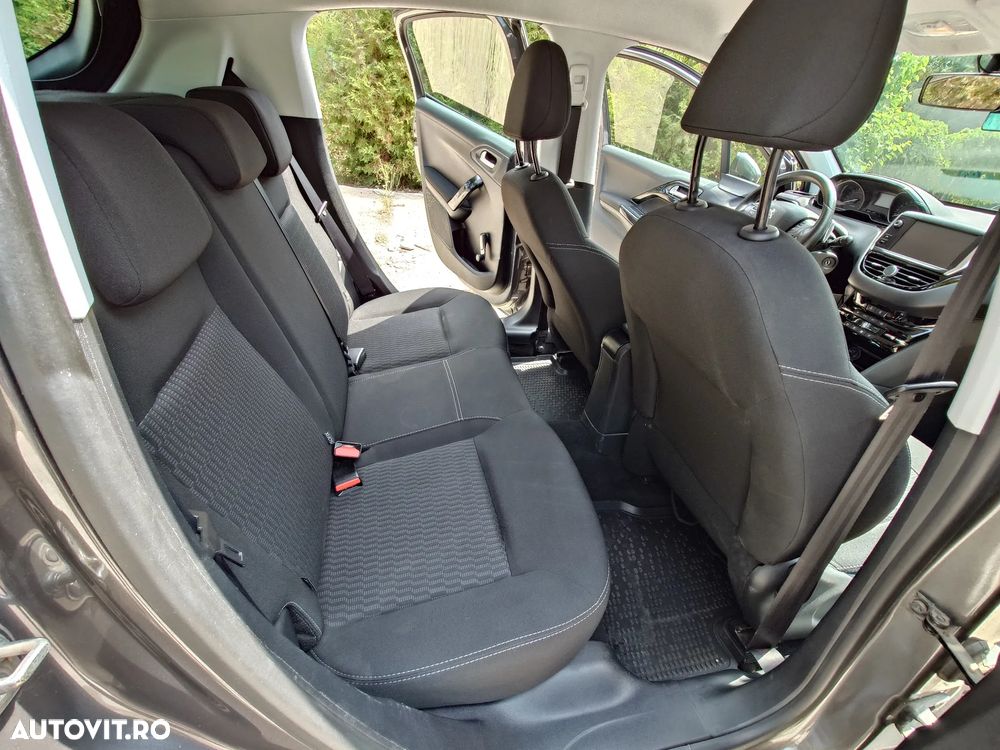 Peugeot 208 - 11