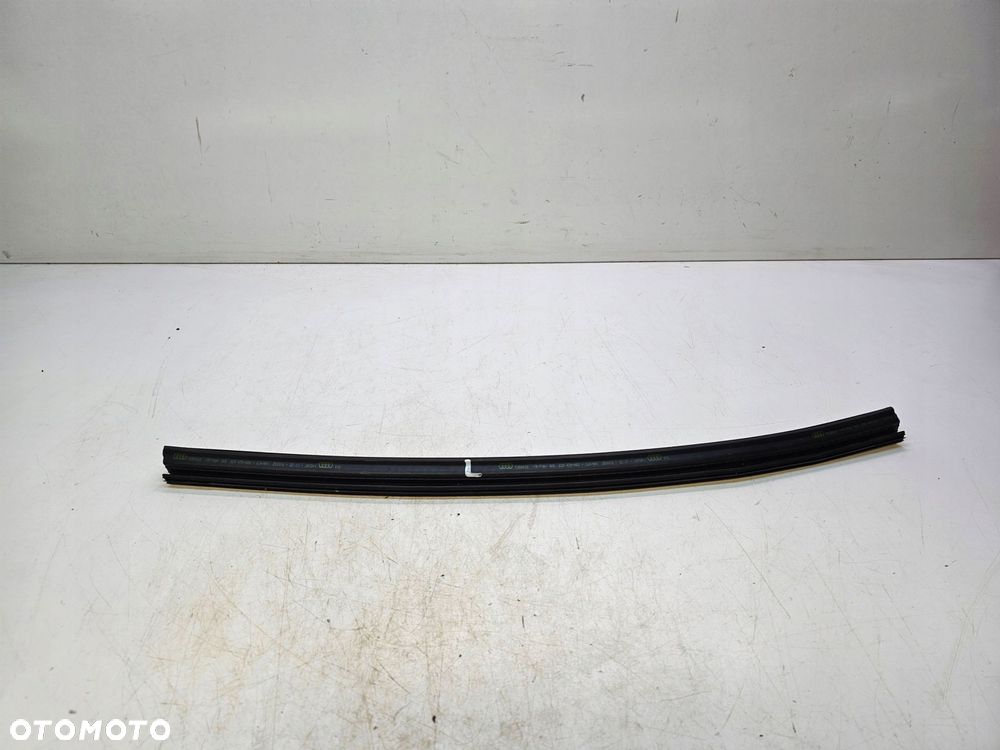 LISTWA ZGARNIAJĄCA SZYBY LEWY TYŁ AUDI A3 8V SEDAN 8V5839479 - 1