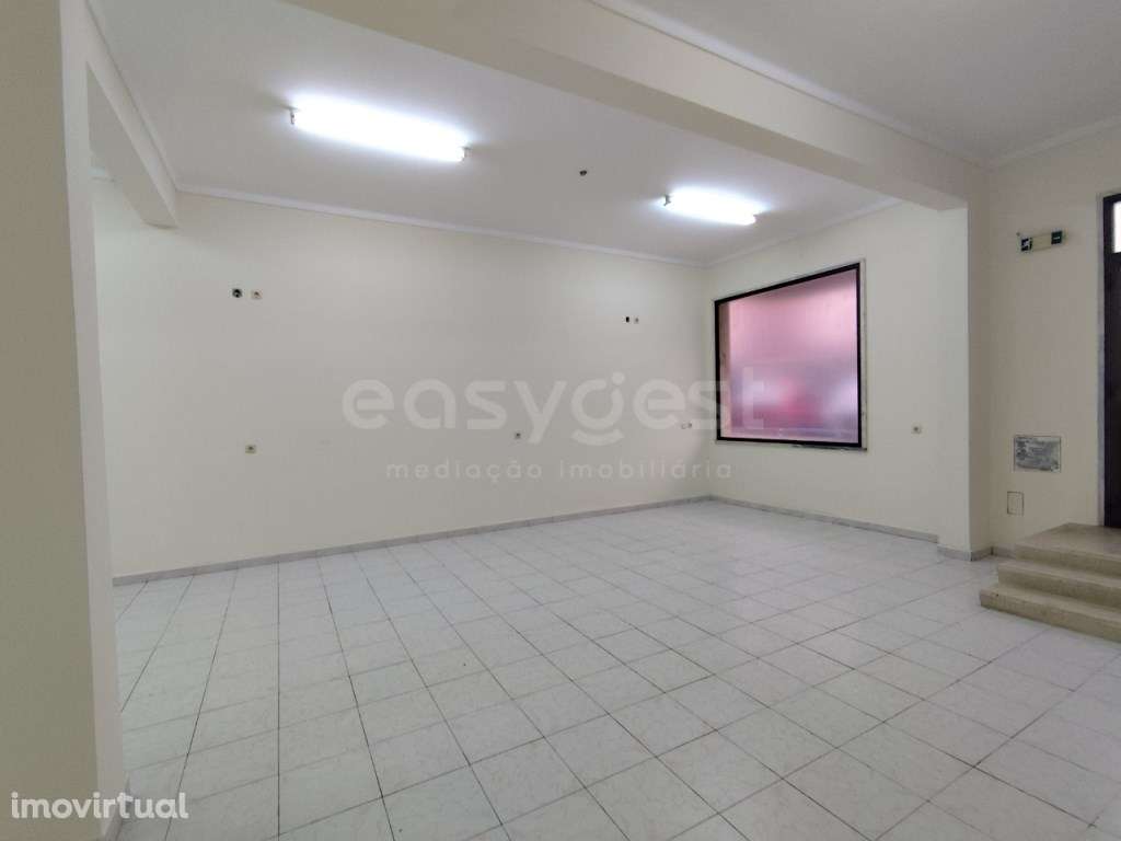 Loja comercial com 2 wc(s) arrumos e espaço amplo com montra - Grande imagem: 3/13