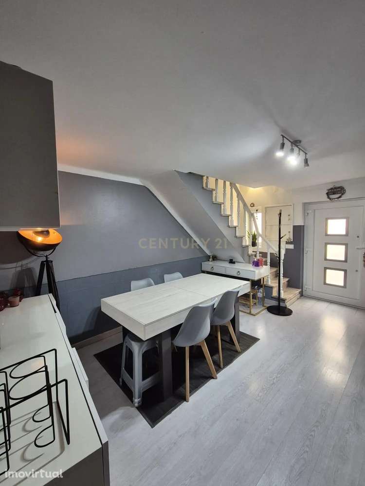 Moradia T2, transformada em T1, Triplex no Coração de Odivelas - Grande imagem: 4/20