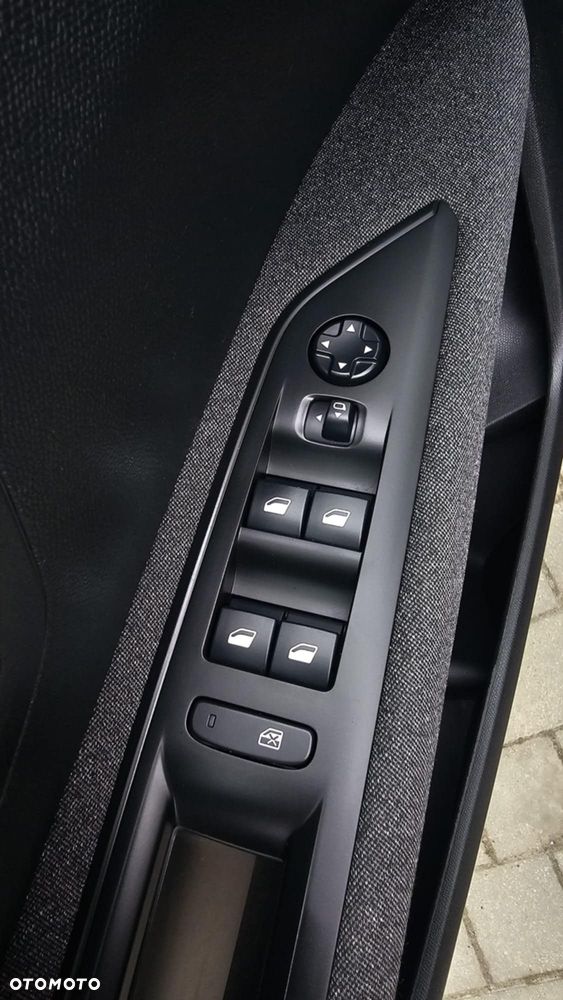 Peugeot 3008 1.2 PureTech Active S&S EAT8 - 29