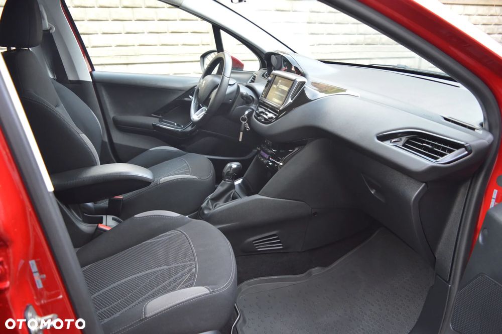 Peugeot 208 - 13