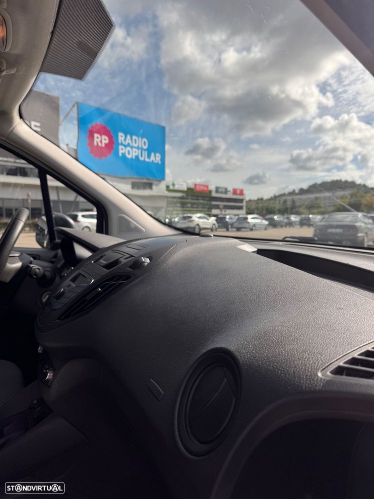 Ford Transit Courier - 15