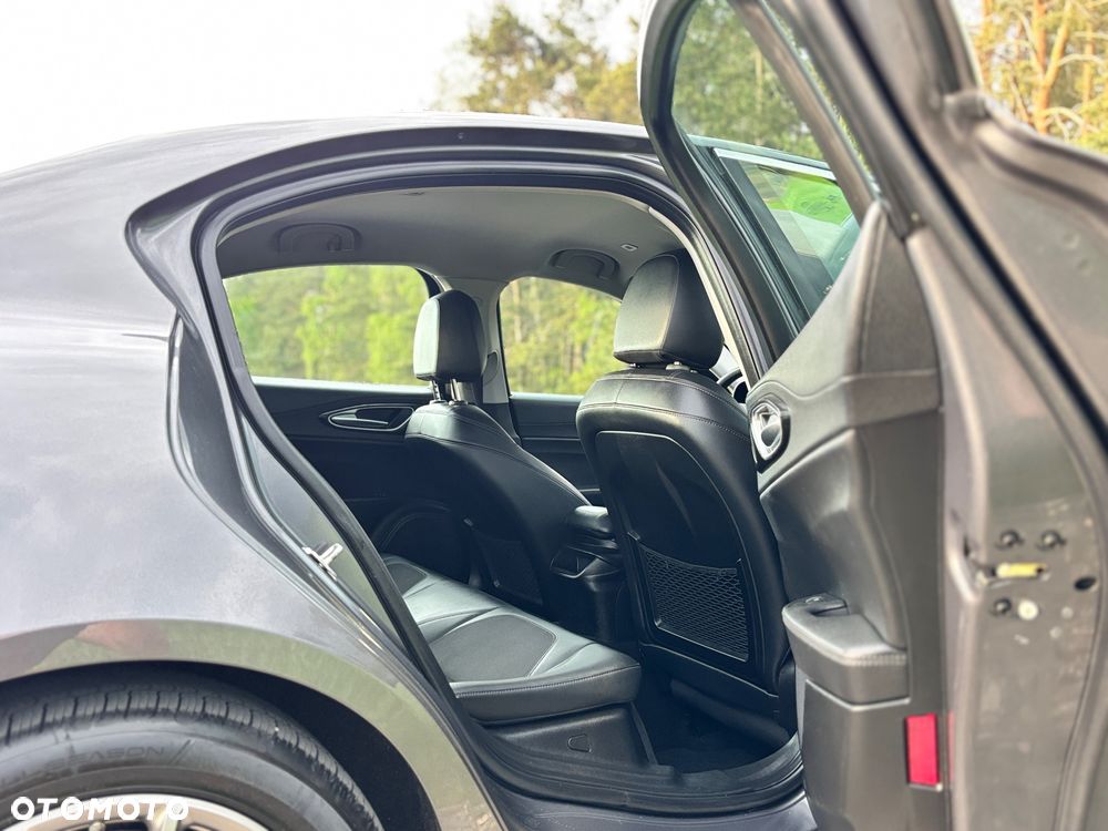 Alfa Romeo Giulia 2.2 AT8 Executive - 17