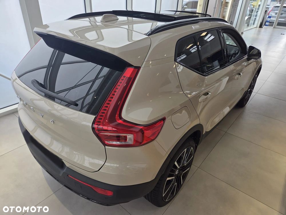 Volvo XC 40 B4 Plus Black Edition - 16