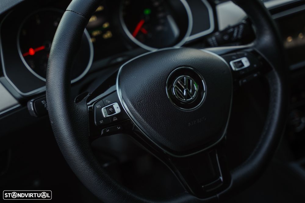 VW Passat Variant 2.0 TDi Highline DSG - 26