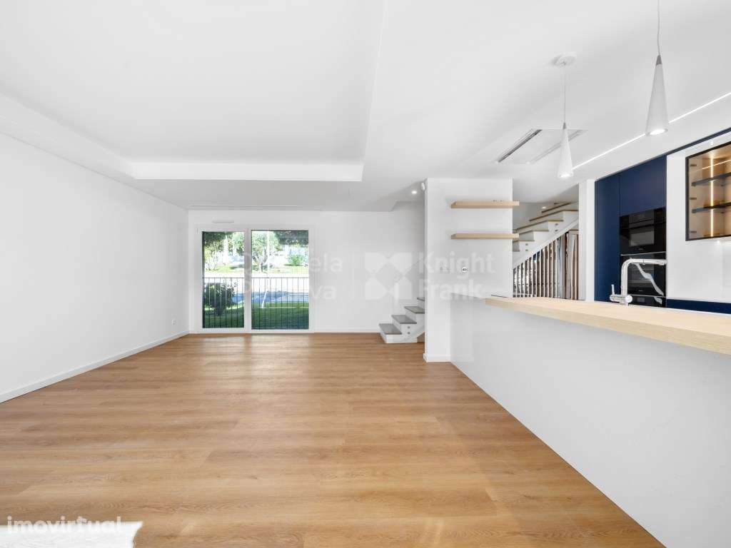 Moradia T4+1 com estacionamento e terraços - Grande imagem: 2/45