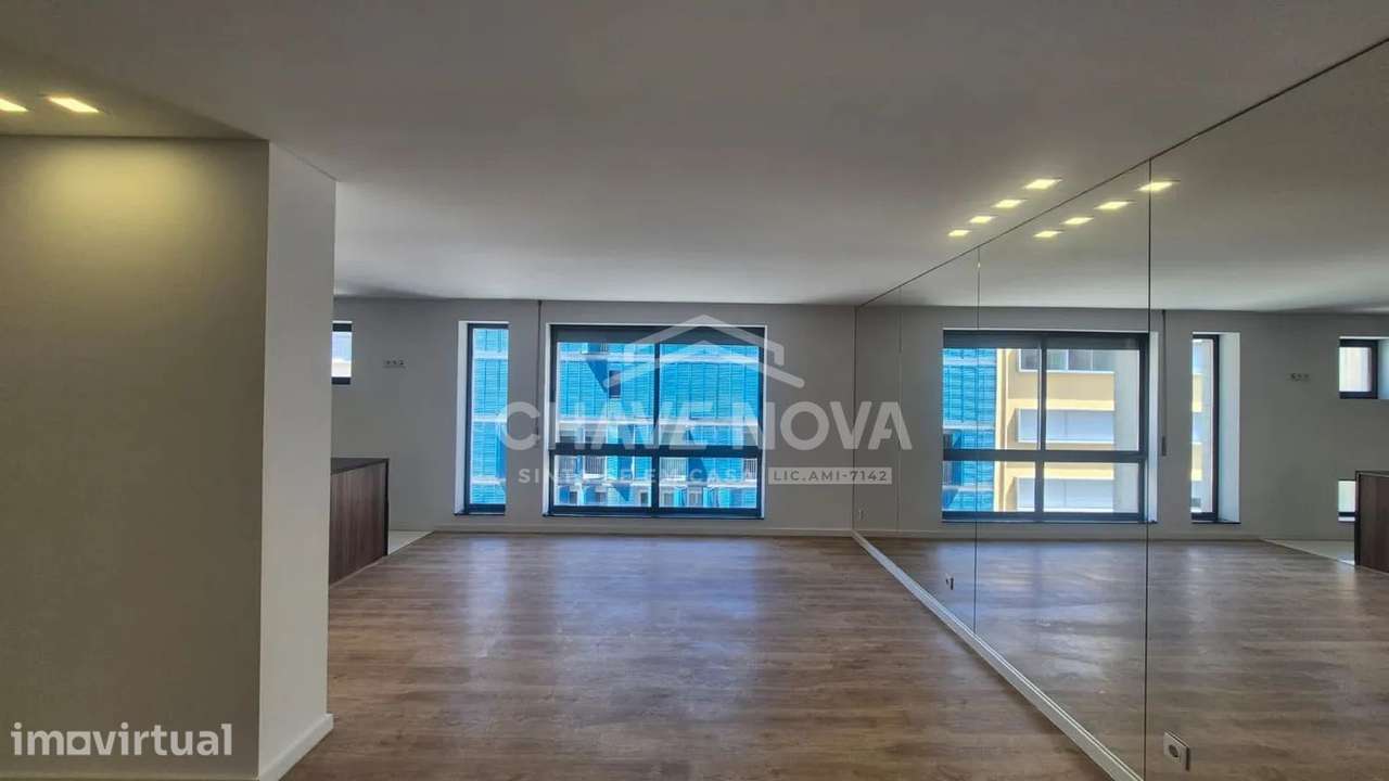 T4 Renovado c/ Lugar de Garagem em Cedofeita (Rotunda da Boavista) - Grande imagem: 4/25