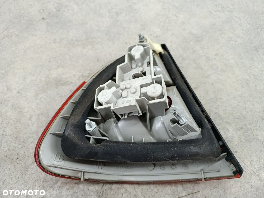 LAMPA TYLNA PRAWA BMW 3 E46 11-A011B KOMBI - 7