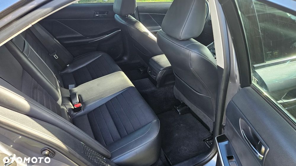 Lexus IS 300h Elegance - 12