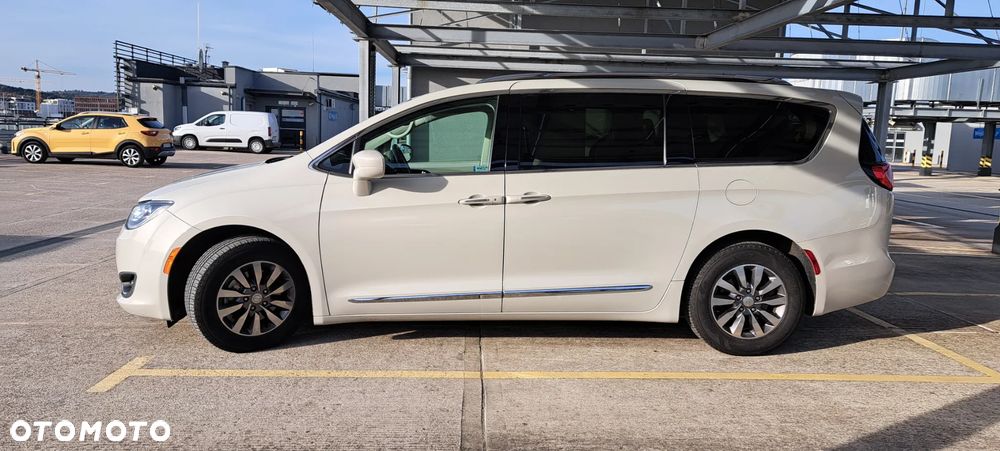 Chrysler Pacifica - 4