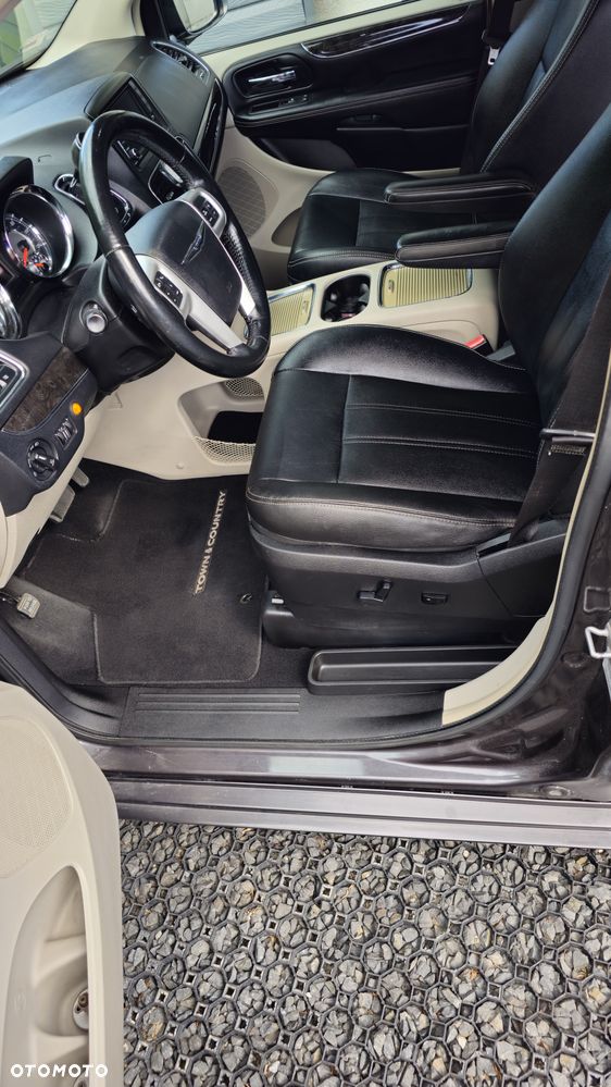 Chrysler Town & Country 3.6 Limited - 19