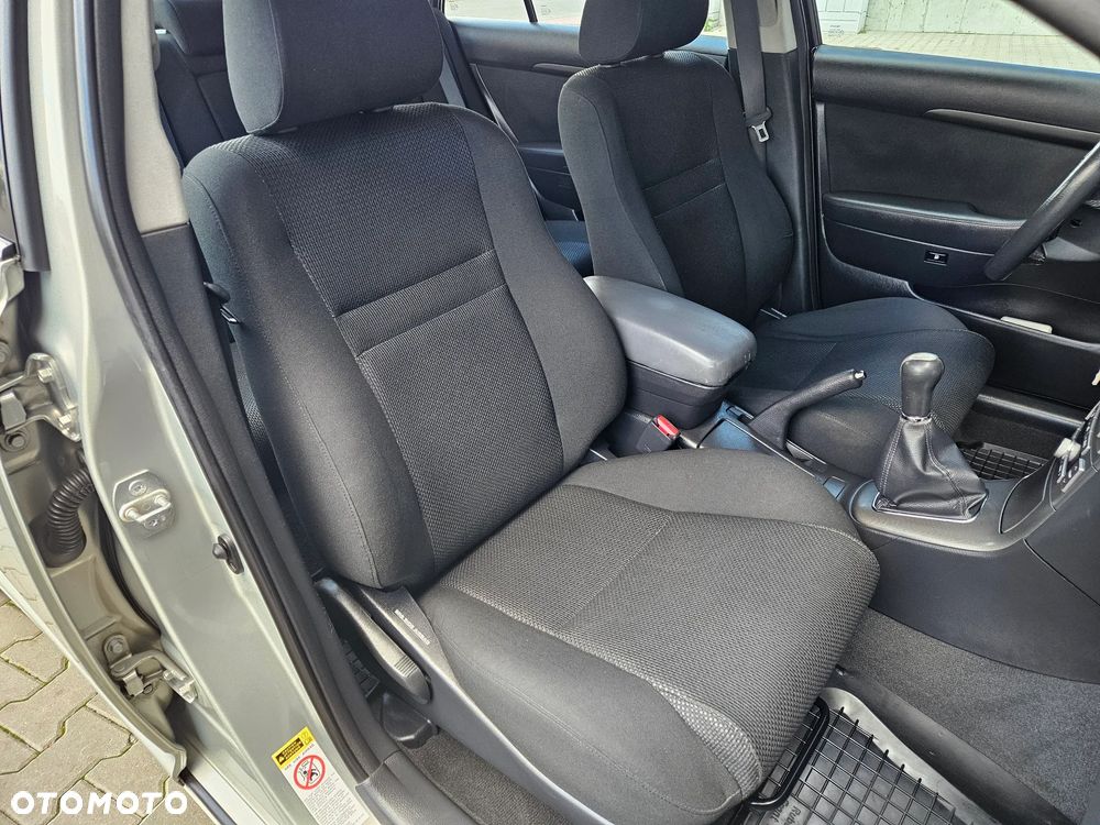 Toyota Avensis - 8