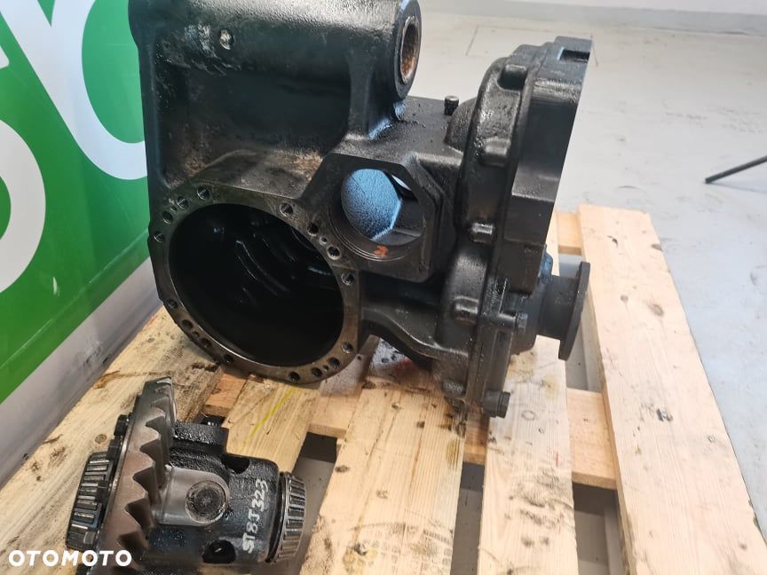 Massey Ferguson 8947 {Środek mostu Spicer 14X32} - 11