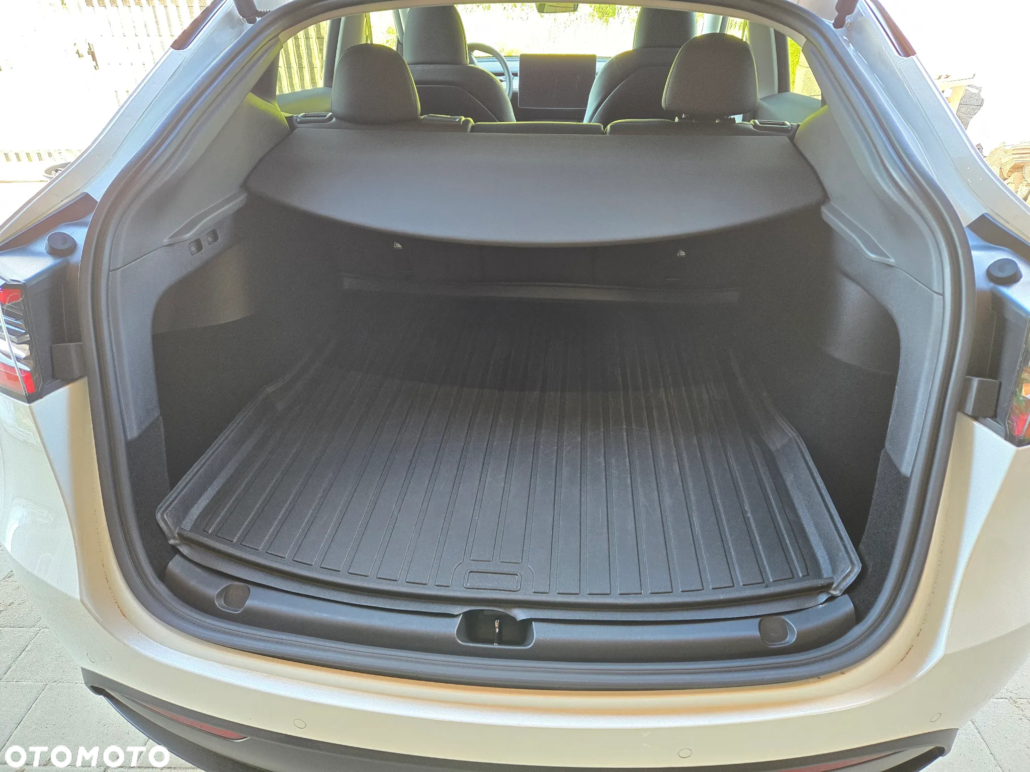 Tesla Y Long Range AWD - 14