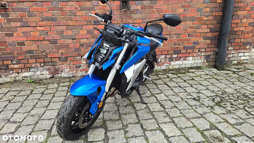 Suzuki GSX - 18