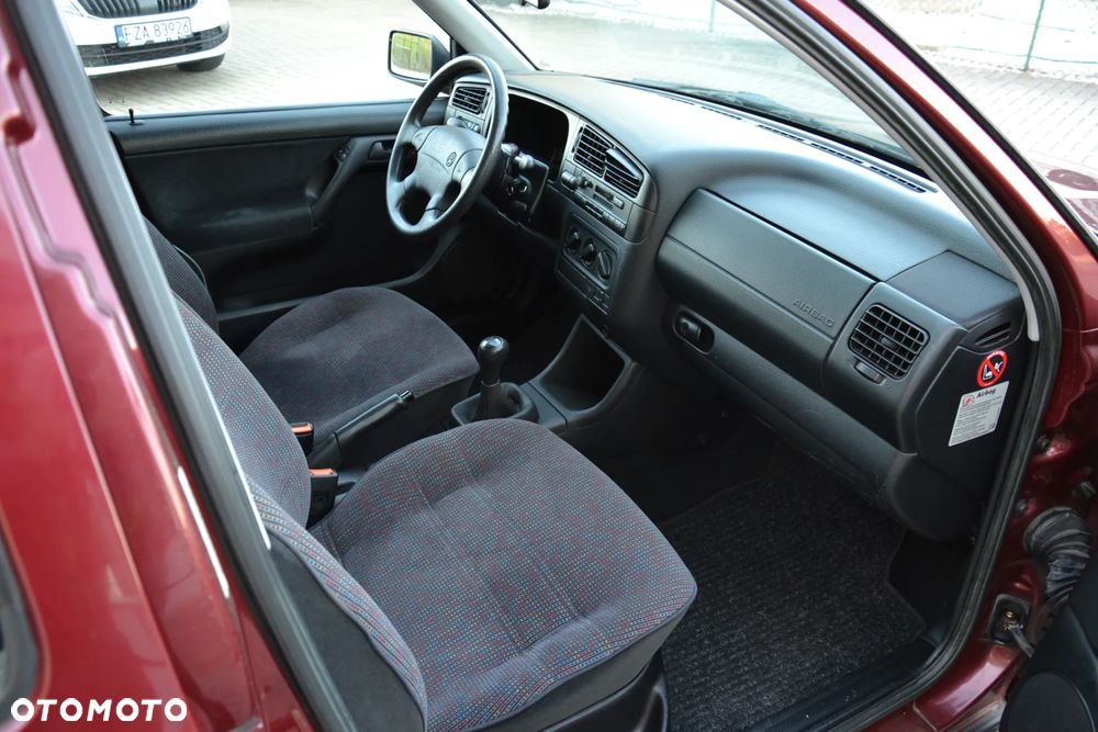 Volkswagen Golf 1.6 GL - 26
