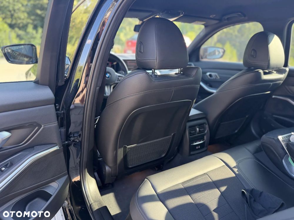 BMW Seria 3 320d xDrive mHEV - 14
