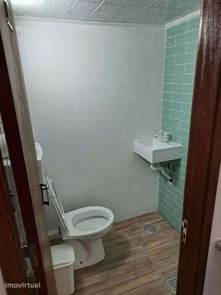 Garagem com wc e mini cozinha - Grande imagem: 5/7