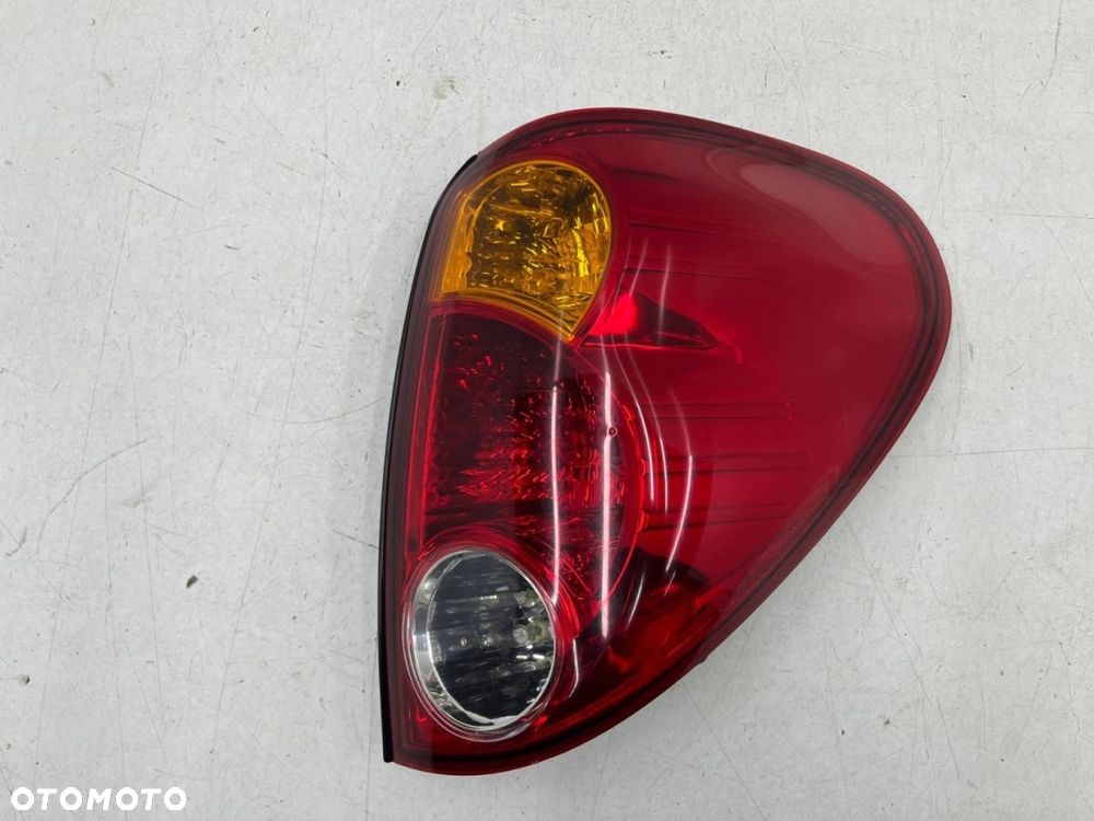 Lampa Mitsubishi L200 KA KB 05-15r. PRAWA tylna w błotnik oryginalna prawy tył EUROPA - 1