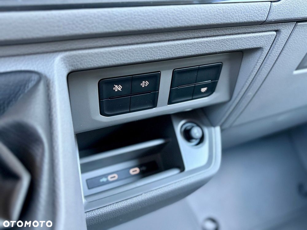 Volkswagen Crafter 35 Furgon z wysokim dachem silnik: 2,0 l EU6 SCR 177 KM / skrzynia biegów: Przedni napęd manualna 6-biegowa rozstaw osi: 4490 mm - 29