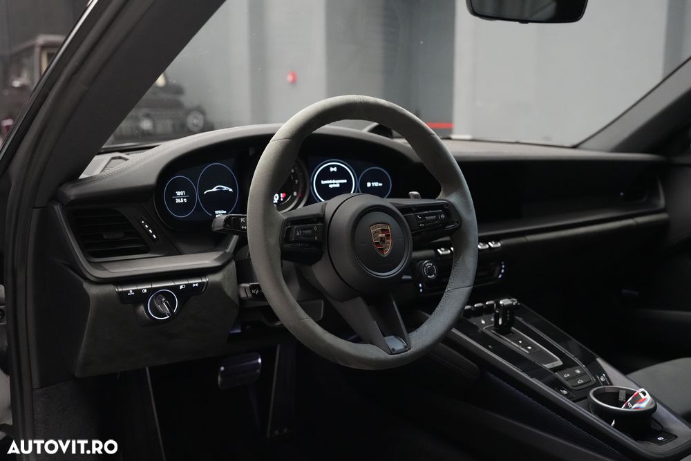 Porsche 911 Carrera 4 GTS PDK - 14