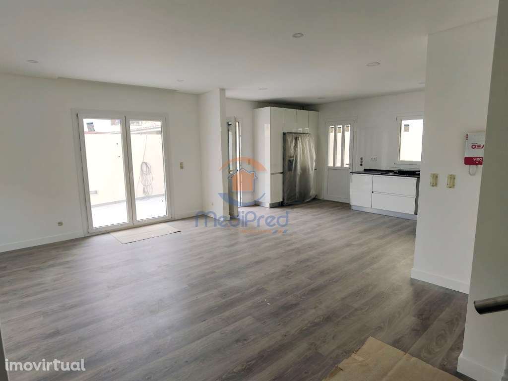 Moradia T4+1 com Piscina | Vale Pequeno, Pontinha - Grande imagem: 2/20