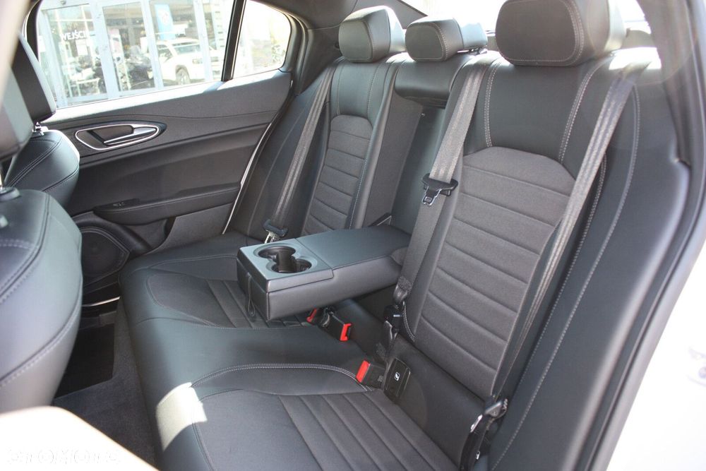 Alfa Romeo Giulia - 16