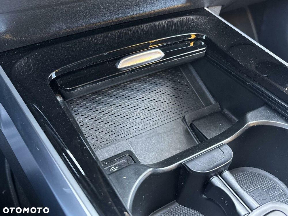 Mercedes-Benz GLB 200 Progressive 7G-DCT - 25