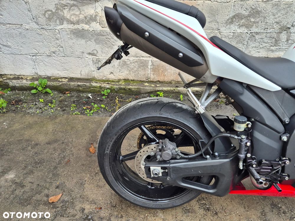 Yamaha R1 - 36