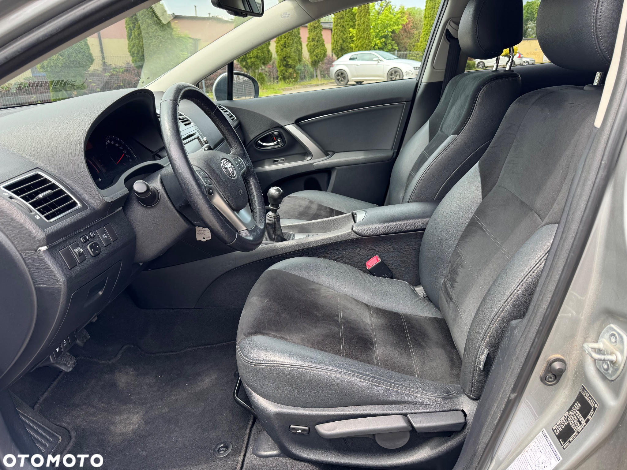 Toyota Avensis 1.8 Premium - 19