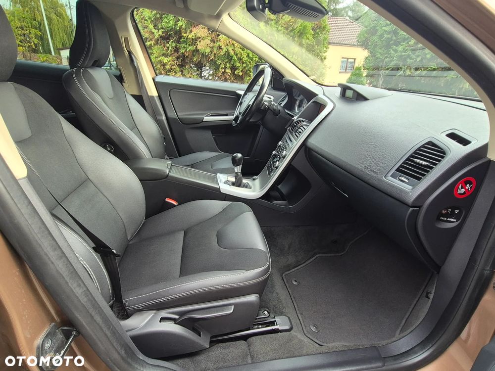 Volvo XC 60 2.4D AWD Momentum - 33