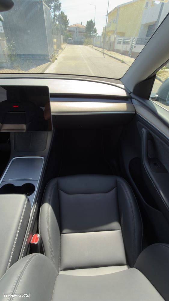 Tesla Model Y - 8