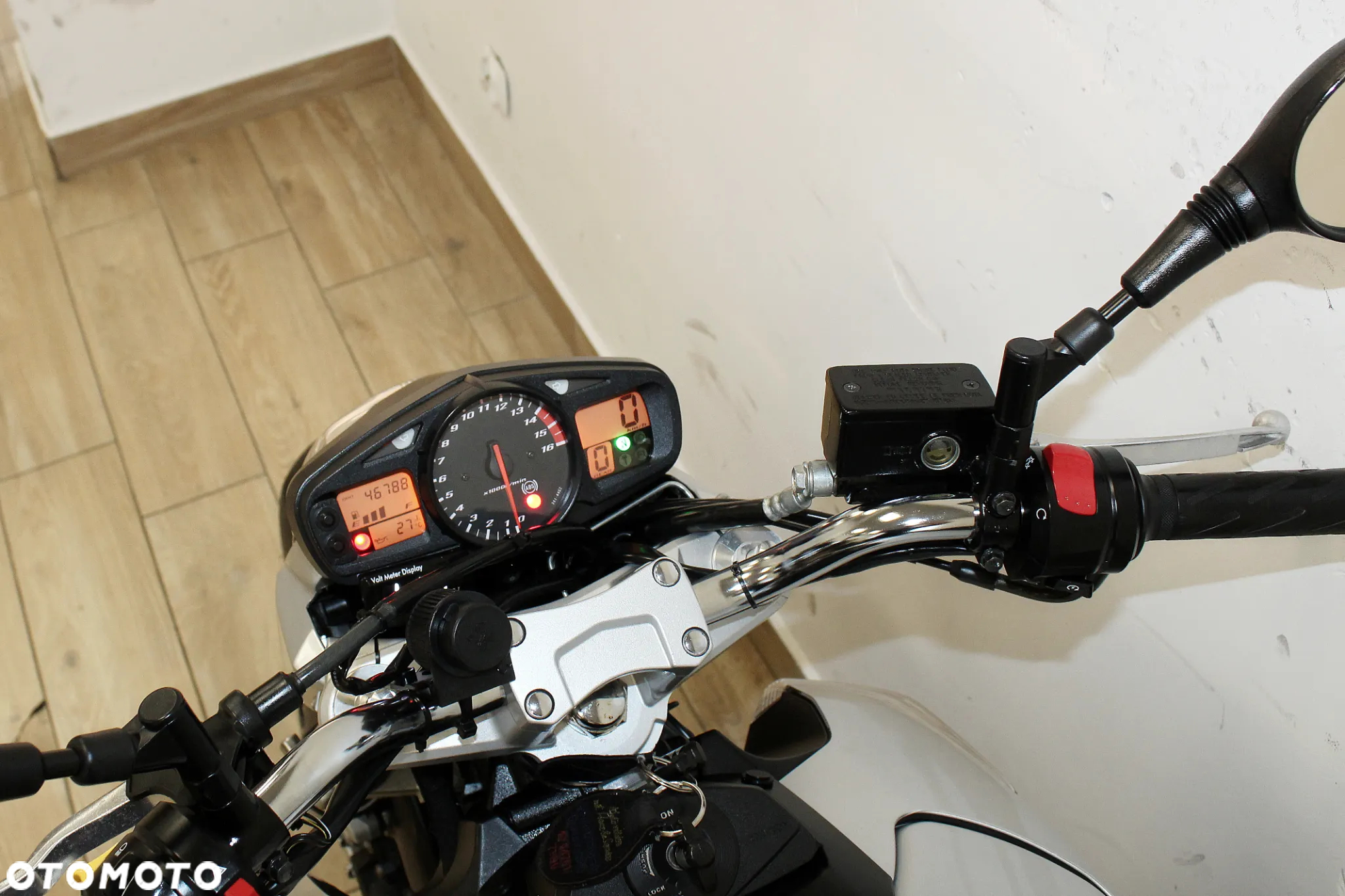 Suzuki GSR - 8