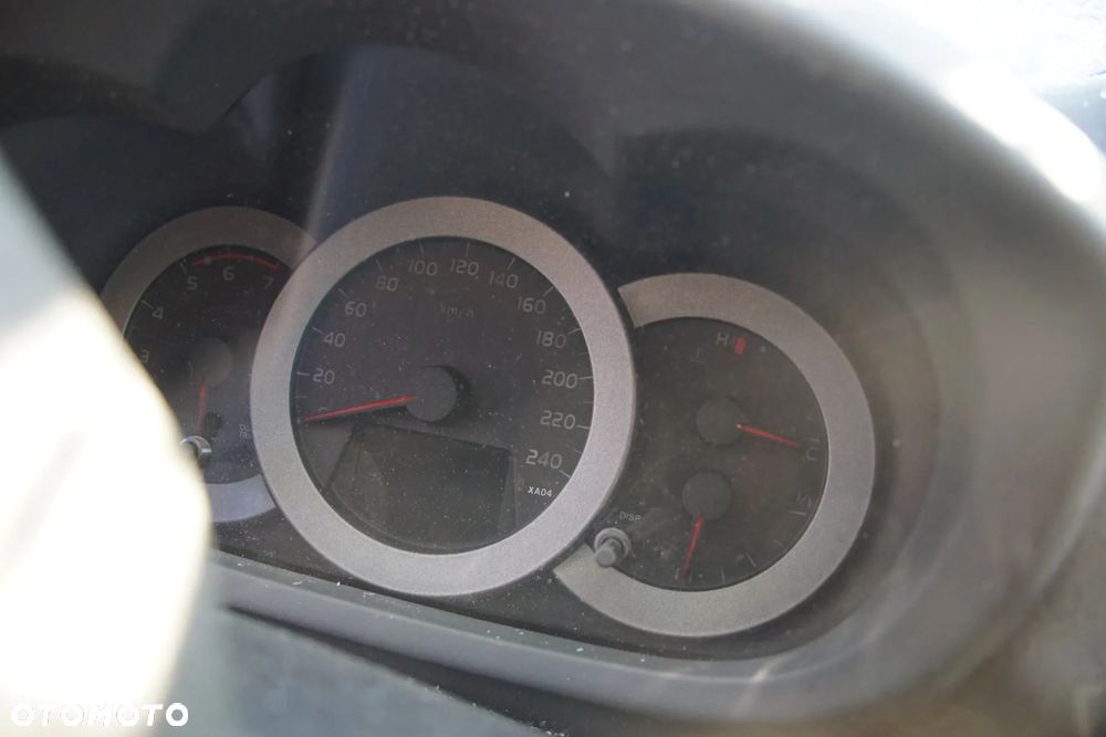 Auto na części - Toyota RAV4 III 2.2 D-4D 136 KM 2AD-FTV EA62 202 2008R Silnik Skrzynia Drzwi Błotnik Klapa Zderzak Lampa Lusterko Klamka Szyba Deska Kokpit Sterownik Moduł Czujnik Licznik Wyświetlacz Panel Kierownica - 12