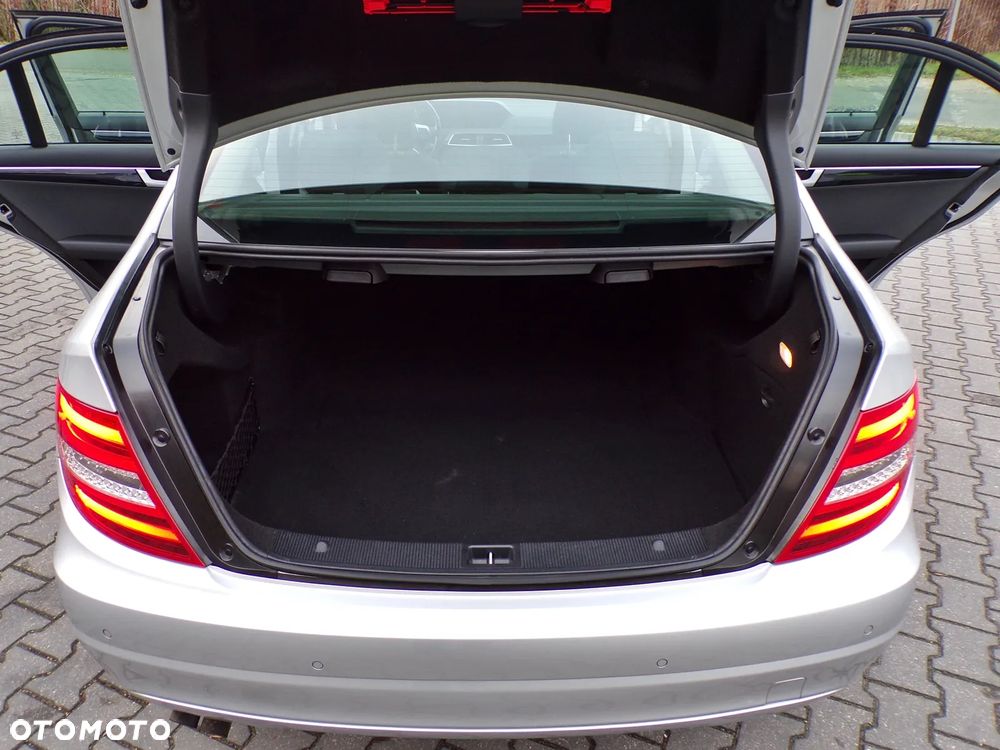 Mercedes-Benz Klasa C 180 BlueEFFICIENCY Elegance - 27