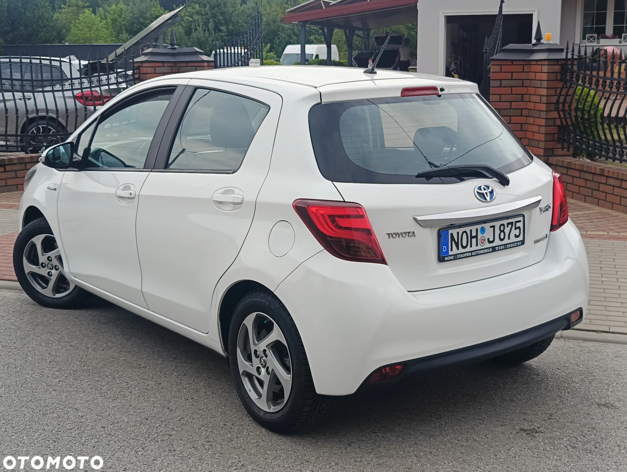 Toyota Yaris Hybrid 100 Premium - 8