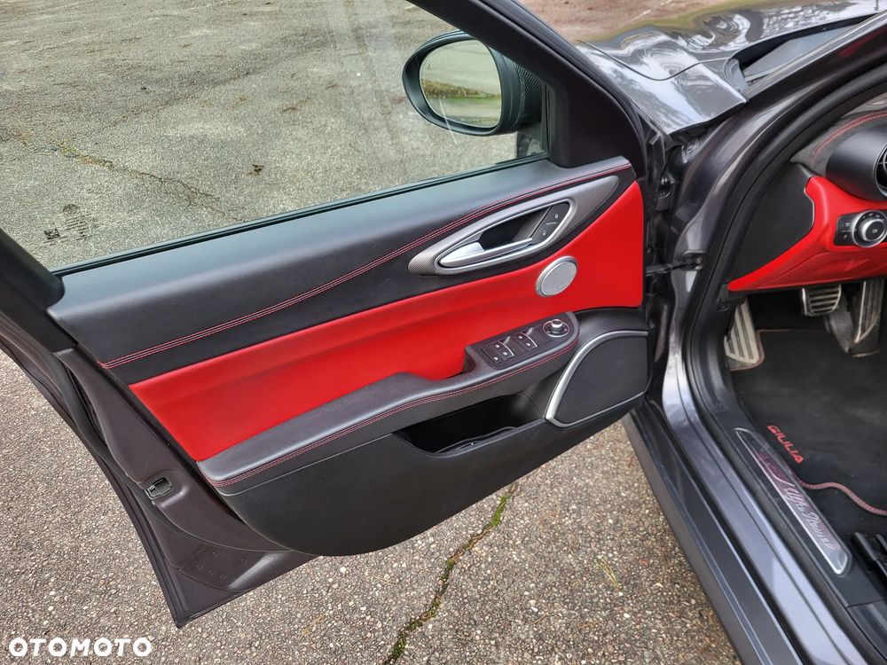 Alfa Romeo Giulia 2.0 Turbo 16V AT8-Q4 Veloce Ti - 25