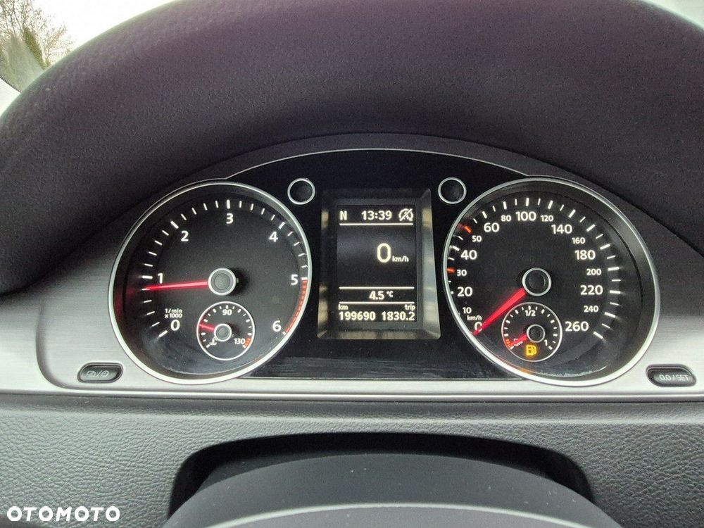 Volkswagen Passat - 25