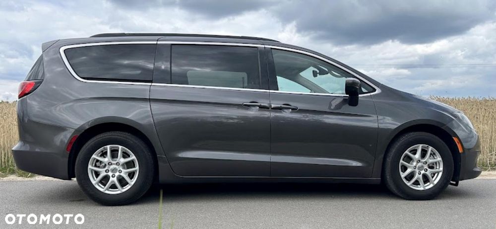 Chrysler Town & Country - 4