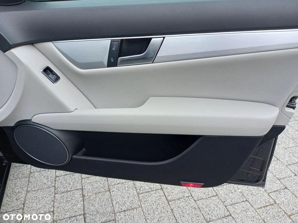 Mercedes-Benz Klasa C 200 CGI BlueEFFICIENCY Avantgarde - 38
