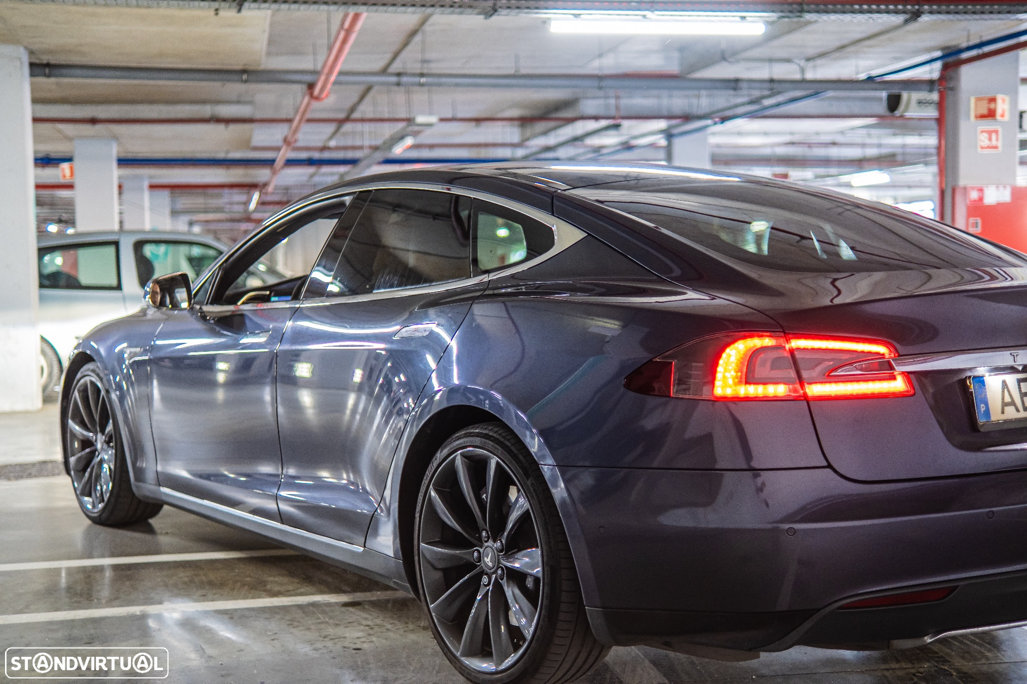 Tesla Model S 85 - 19