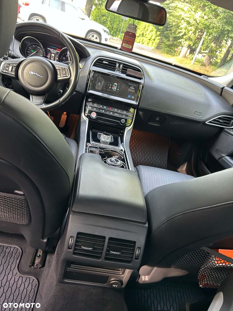Jaguar XE 2.0 T Portfolio - 8