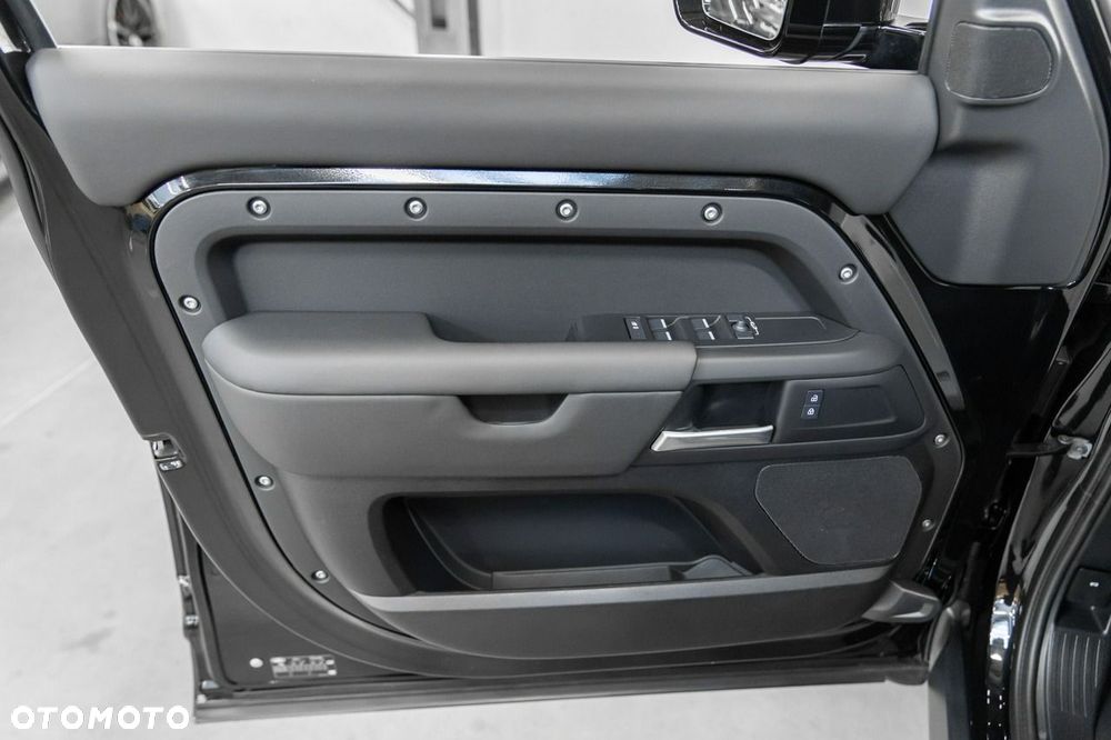 Land Rover Defender - 34