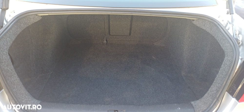 Volkswagen Jetta 1.9 TDI DPF United BlueMotion - 12