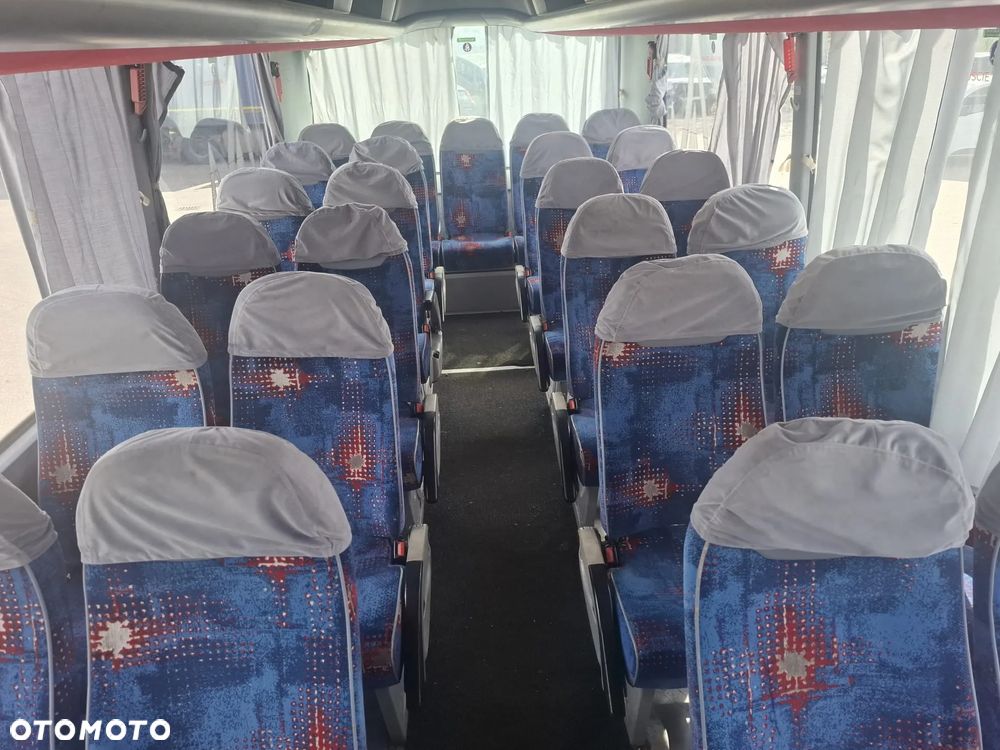 MAN LION'S COACH - 25